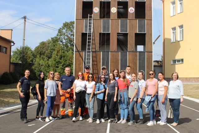Спільна фотографія студентів, викладачів та рятувальників